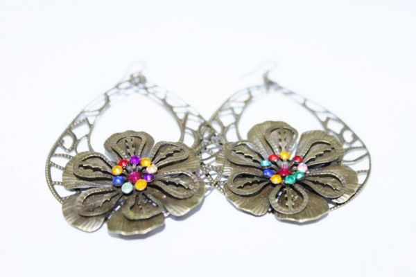 Brinco oval flor strass